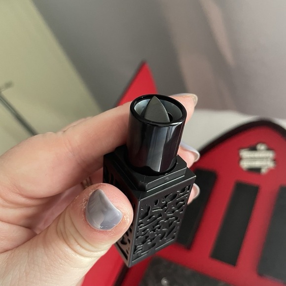 HIPDOT x Addams Family Limited Edition Makeup Set 3 Lipsticks Pin And Eyeshadow - Picture 13 of 15